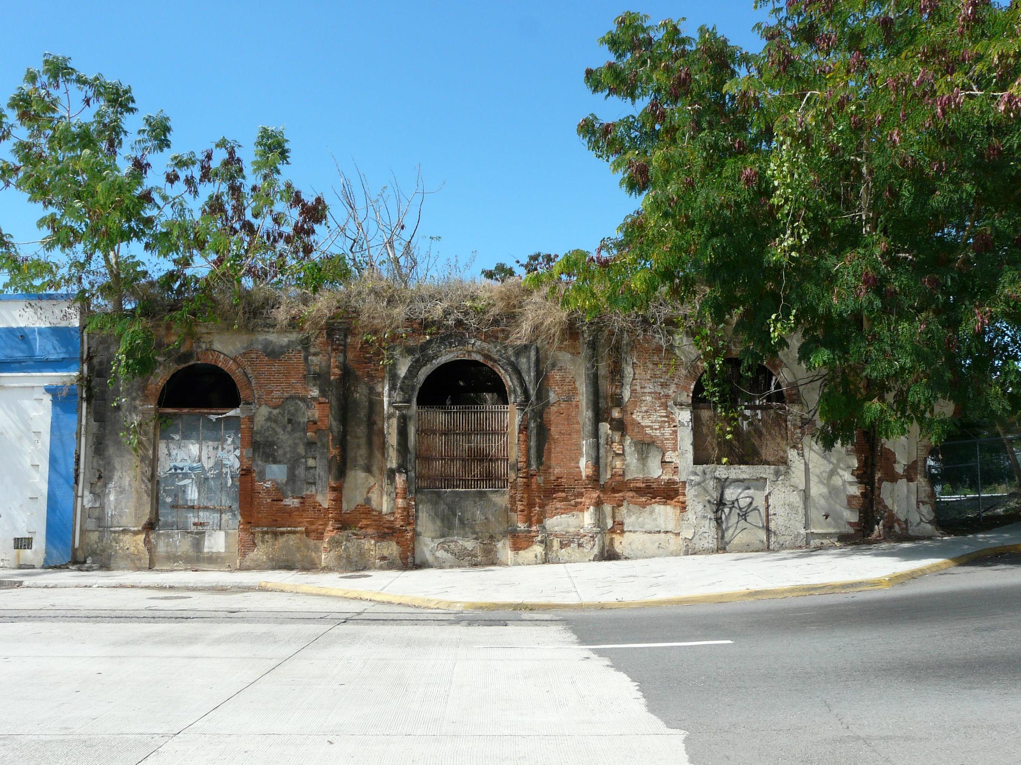 Edificio abandonado en la Avenida González Clemente - Ponce - 2012 00001
